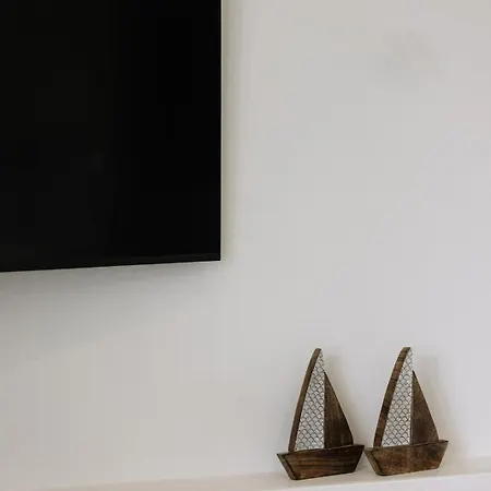 Finest With Private Pool & Hot Tub At Mikri Vigla