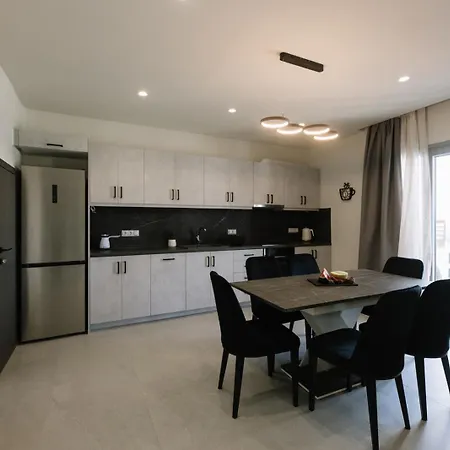 Finest With Private Pool & Hot Tub At 미크리 비글라